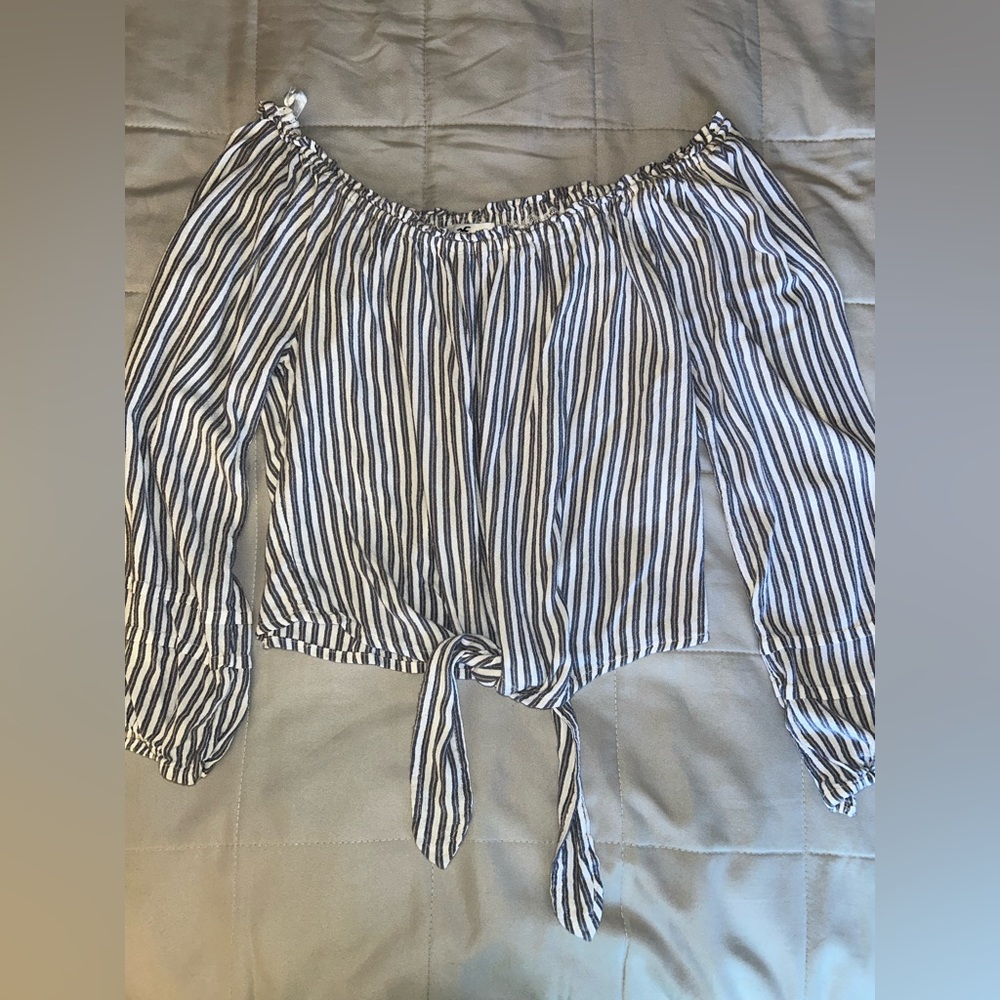Hollister top